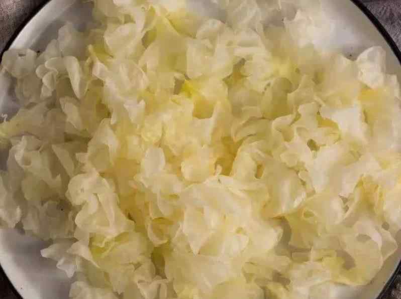 银耳泡发 银耳泡发用热水还是冷水？10人9做错，难怪银耳不出胶质还不黏稠