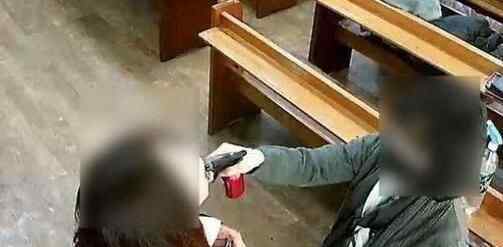 教徒共用喷壶给嘴里消毒 可怕至极真相简直太吓人了