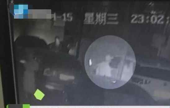 13岁少年拨打小卡片上电话 接下来见到的人让他大惊失色背后真相实在让人惊愕