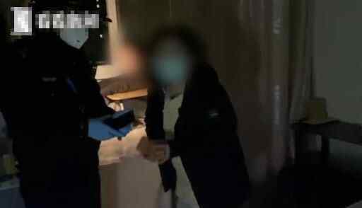 14岁女儿明明在家敲门却不应答 消防员破门一看 傻眼了原因曝光实在太吓人