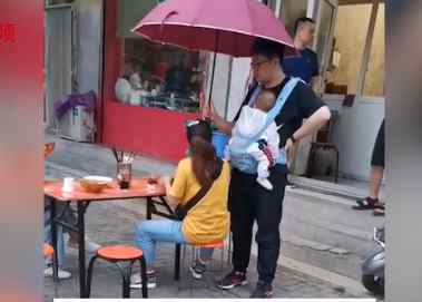 妻子在路边吃面突然下雨 丈夫反应让众人酸了：爱情的模样