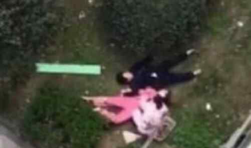 3月4日,武汉8岁男童在窗户边玩耍时不慎跌落,其母去抢拉孩子一同坠下,现场视频曝光