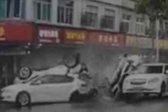 小车在路口极速冲出将前车撞成碎片 现场监控拍下恐怖一幕究竟是怎么回事？