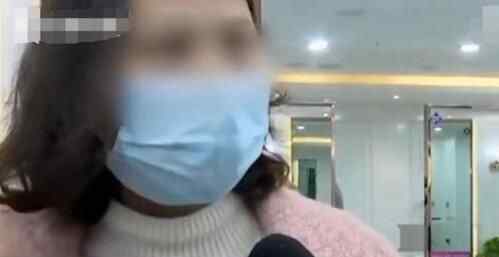 崩溃！女子花1500多元烫头发 无意瞟了眼药水瓶当场吓懵