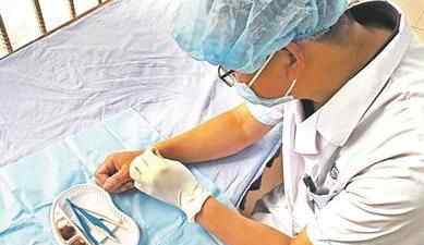 四川骨科大夫左手给右手做手术 实在太让人佩服了