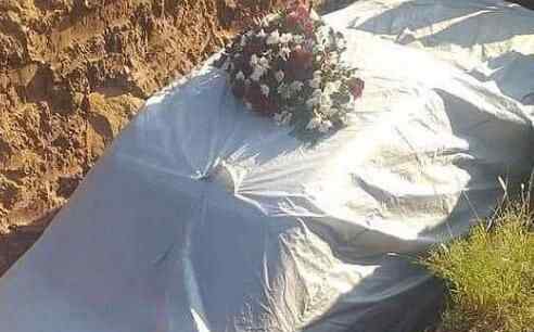 富豪死后坐车内手握方向盘下葬 现场一细节让网友哗然内幕令人崩溃