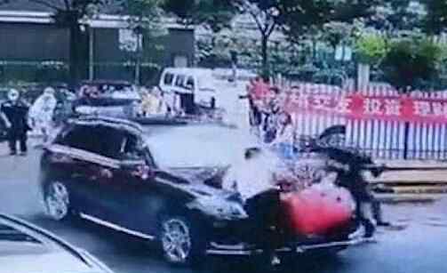接亲婚车突然失控撞死姐弟俩 新郎新娘事后的举动让网友炸锅原因是这样简直气炸了