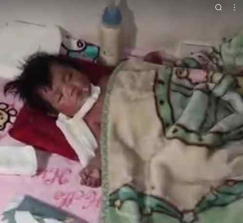 坠楼女婴或有后遗症 其父重男轻女 坠楼女婴系在家自产