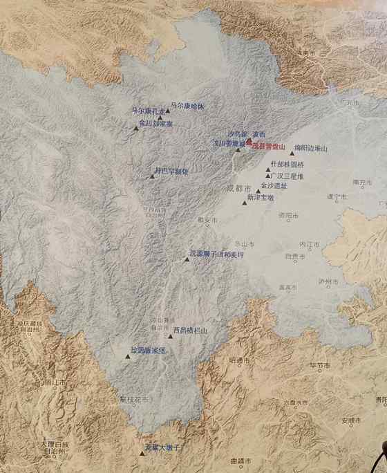 三星堆直播全国关注 媒体走进四川茂县探寻古蜀文明的营盘山印迹