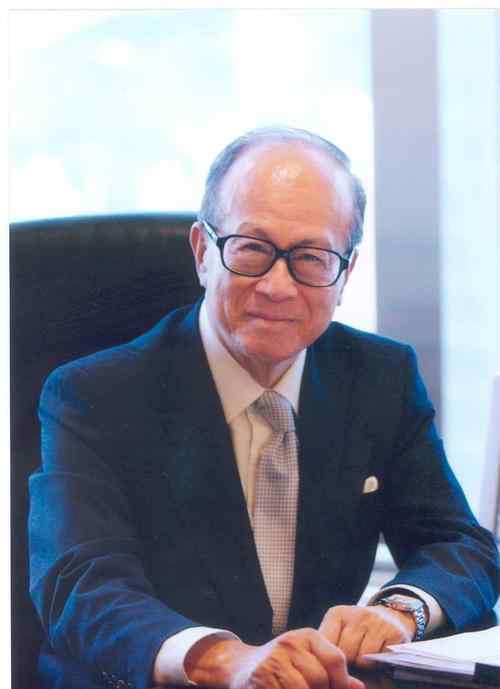 李嘉诚与周凯旋 周凯旋与92岁李嘉诚罕见同框，她在李家的地位连梁洛施、郭嘉文都羡慕