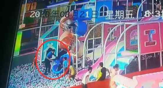 男童抢伙伴玩具遭对方家长殴打 内幕曝光简直太恐怖了