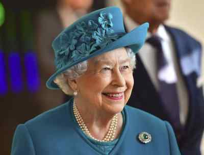 英国议员夺走女王权杖抗议 英国议员为什么要拿女王权杖