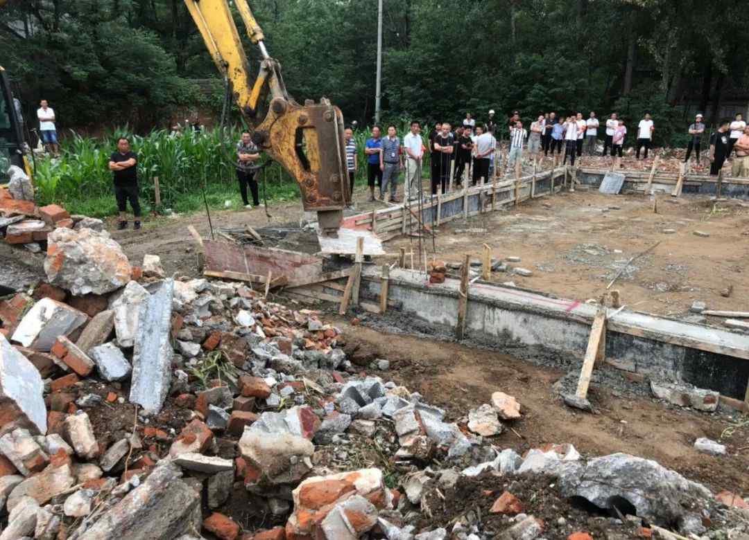 穰东吧 穰东一违法占地建房被强制拆除文章配图
