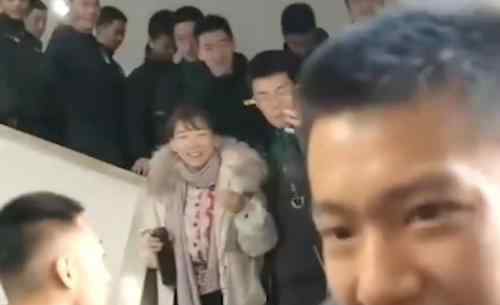 学生回应保镖式护送老师下楼