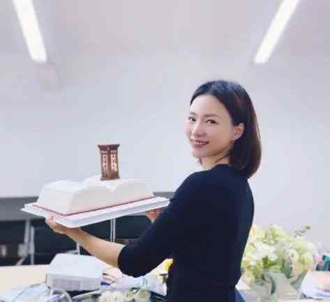 董卿的素颜照 董卿47岁生日，素颜照真美哭了，完全不像是47岁该有的样子！