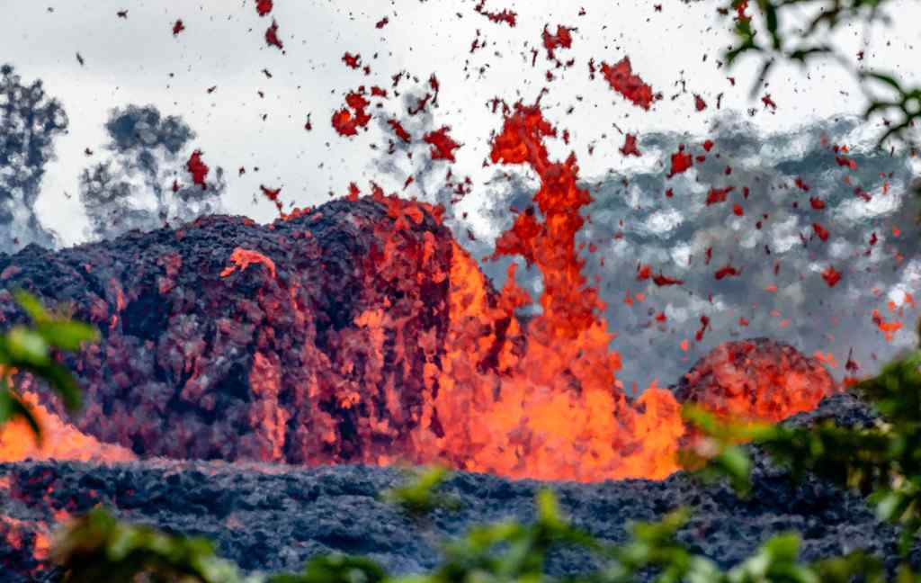 摄影师冒死拍基拉韦厄火山喷发场面