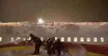 航班延误竟是大雪后挖错飞机了 这也太奇怪了