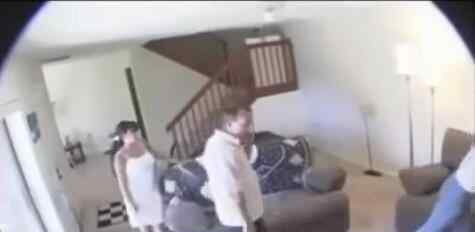 男子疑妻出轨装摄像头看后崩溃 实在是太疯狂了