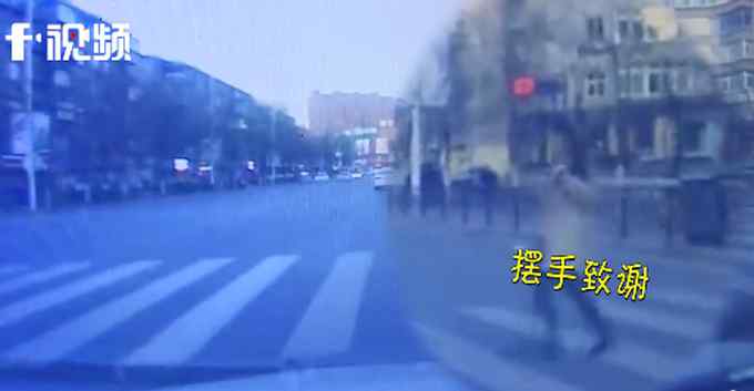 女子过马路向礼让车辆摆手致谢 下一秒被另一辆车撞飞 画面曝光！