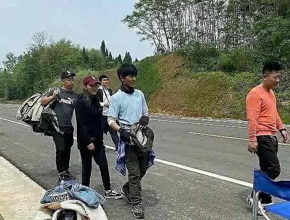 丁真被曝参演喜剧电影？银幕首秀或搭档杨超越 路透画面曝光！