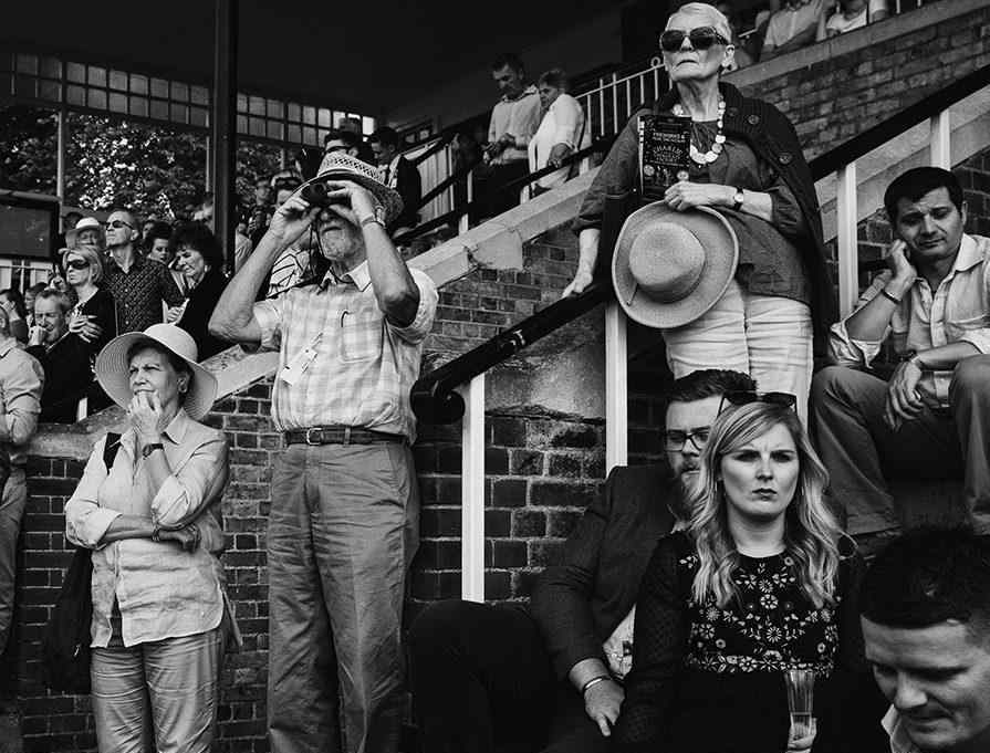 摄影师拍摄英国赛马场上的“赌徒”