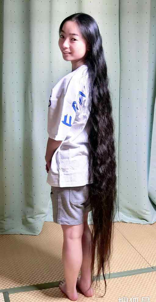 18岁女生头发长155.5厘米破世界纪录：出生后从未剪过头发