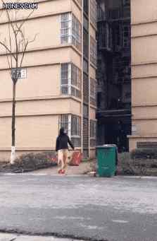 提剑丢垃圾 美女提剑丢垃圾，火了！