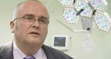 英国医生在病人肝脏上刻名留念 英国医生把“SB”刻病人肝脏