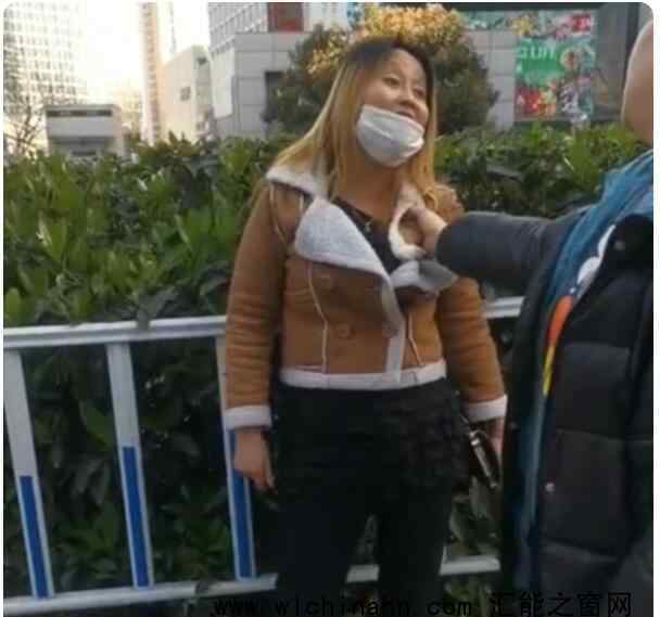 女子踢飞乞讨老人饭碗被路人教训 究竟发生了什么