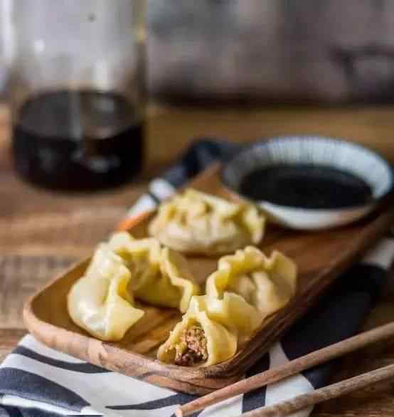 煮饺子是冷水下锅还是热水 饺子热水下锅还是冷水下锅好？很多人都做错了，难怪饺子老破皮！