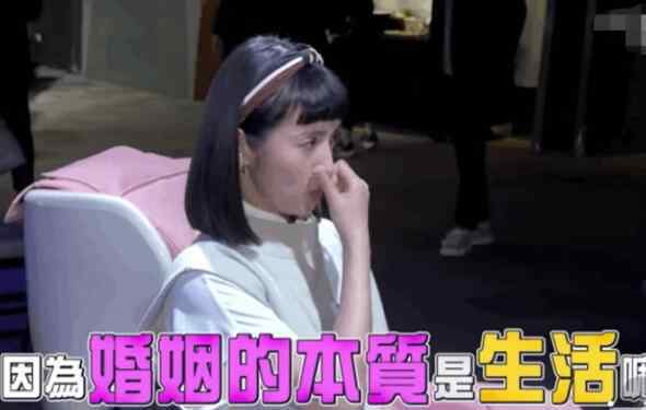 林依晨活动现场30秒采访 下意识摸了四次鼻子