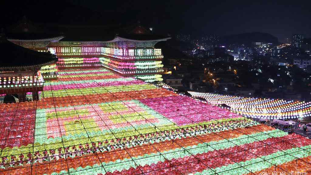 韩国釜山寺庙点亮5万灯笼迎节日