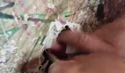 看撬开墙面发现了啥 男子和妈妈发现家里墙脚藏着多张百元人民币 撬开墙直接大叫