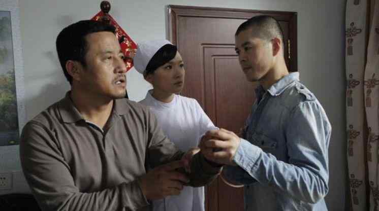 吴云飞的妻子是谁 乡爱花絮遭质疑，“刘能媳妇”搂“赵玉田”猛亲，两人关系不一般