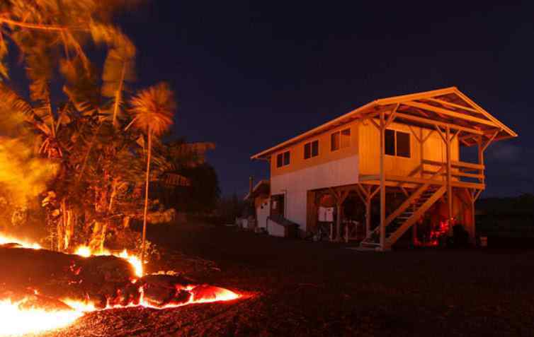夏威夷火山喷发岩浆蔓延数十米