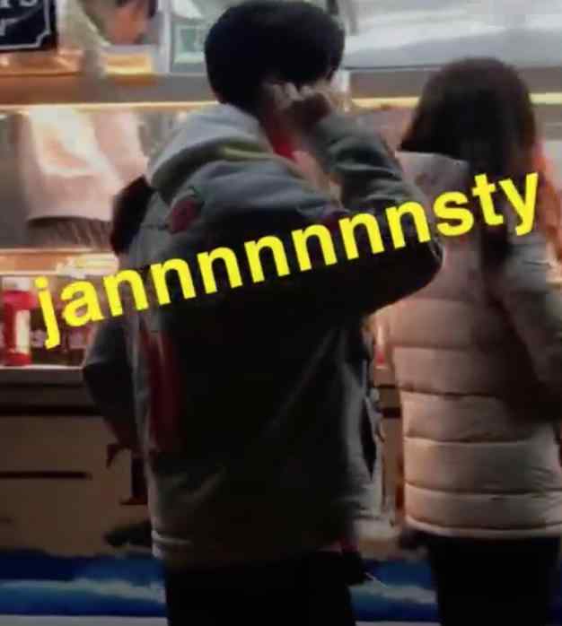 鹿晗买热狗 鹿晗连续两天排队买热狗 网友好奇：这么好吃吗