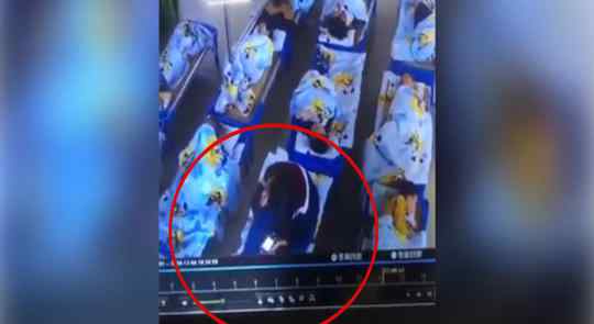 幼儿园老师坐孩子身上玩手机被拘 老师坐孩子身上玩手机