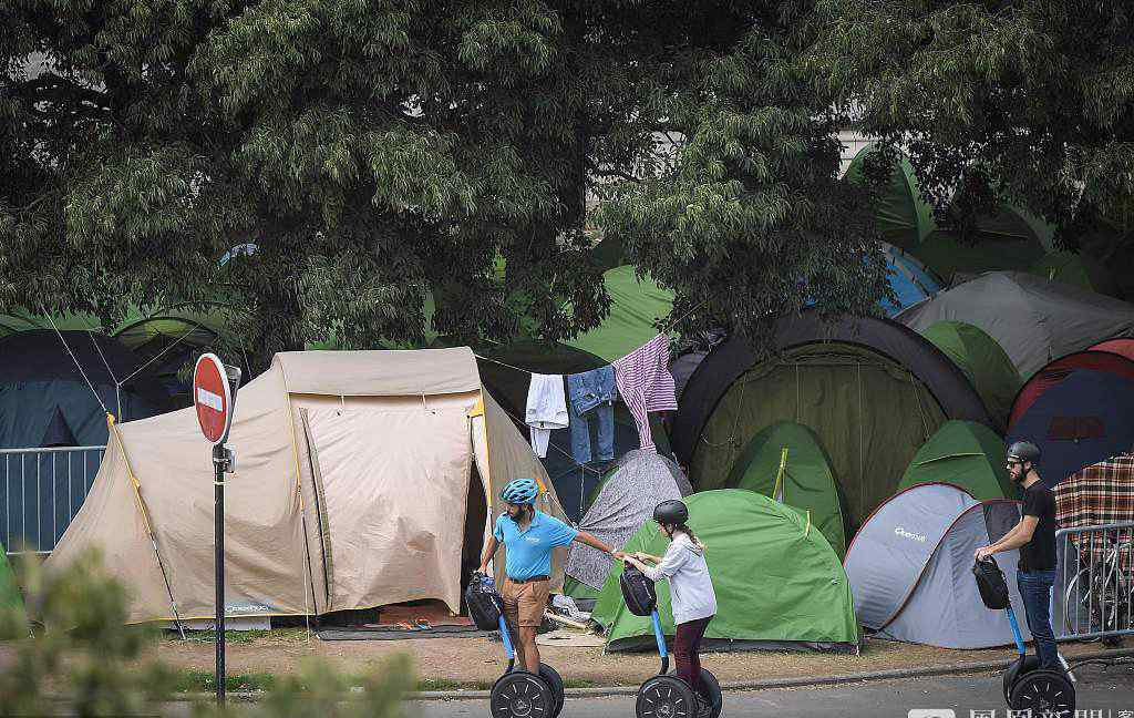 法国:450多名移民驻扎公园生活