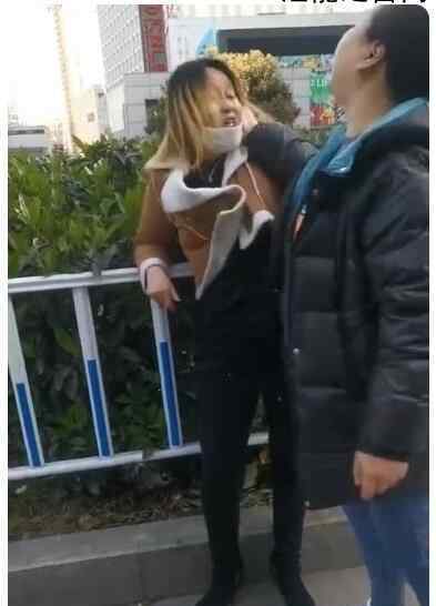 女子踢飞乞讨老人饭碗被路人教训 究竟发生了什么