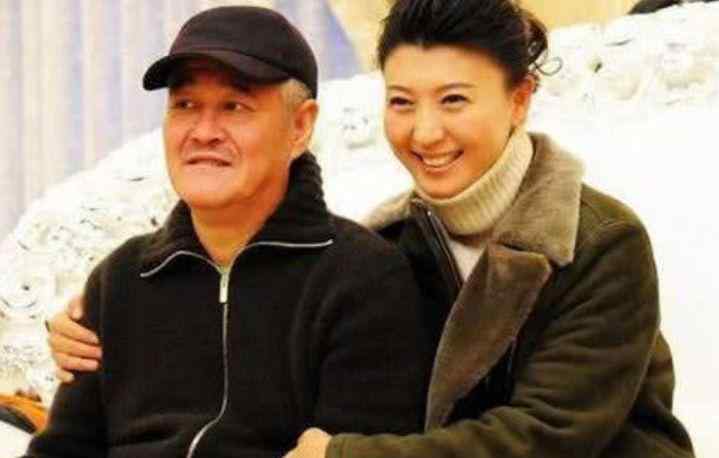 闫学晶现任老公 47岁闫学晶近照，二婚老公原来是他，颜值比赵本山还高
