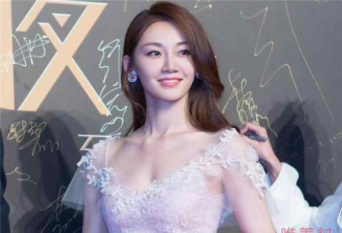 苗苗为半岁女儿做衣服 粉丝喊话赶紧复出拍戏