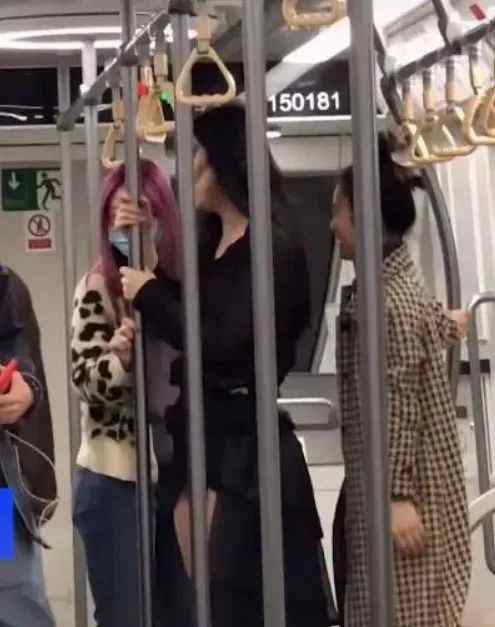 上海一女生妆容恐怖地铁摆拍不戴口罩 拍摄者：同伴也没戴口罩
