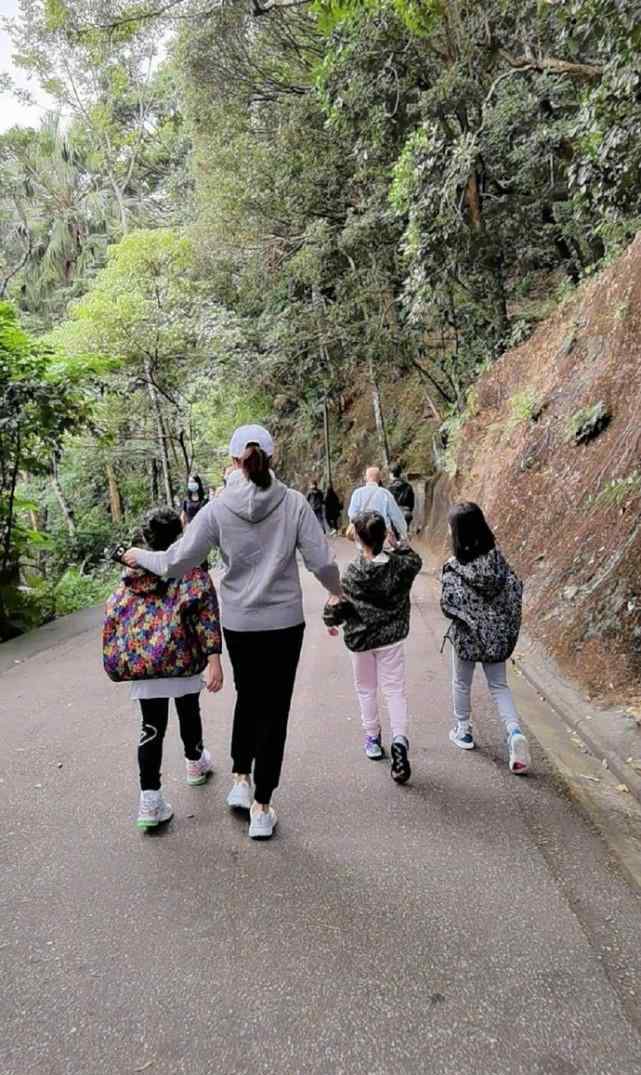 黎姿的女儿 黎姿周末与女儿们远足，母女四人同框超温馨，三姐妹个头快一样高