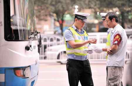 交警回应司机救人闯红灯家属拒作证 司机为救婴儿闯红灯