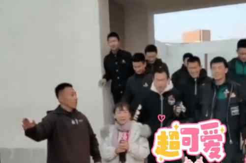学生回应保镖式护送老师下楼