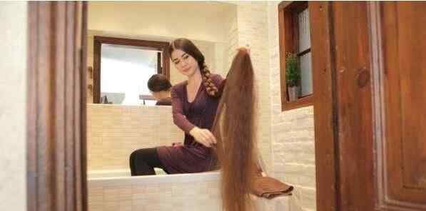姑娘20年没剪头发洗头要晾一天 头发的长度达到了7.5英尺