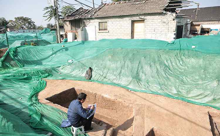 地铁14号线景泰地铁站以北的工地上“挖出古墓”