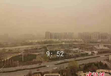 内蒙古沙尘7分钟“淹没”一栋楼 北京一场“泥雨”网友直呼“太酸爽”