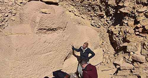 埃及出土狮身羊面像 刻有阿孟霍特普三世统治时期碑文的方尖碑