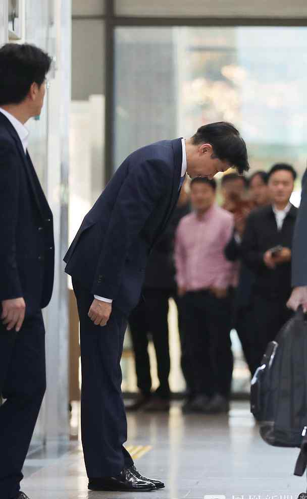 韩国法务部长官曹国：文在寅“男闺蜜”被称为男版崔顺实